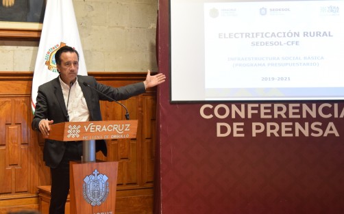 El gobernador Cuitláhuac García encabezó la conferencia de prensa donde informó del avance del programa de electrificación rural en el estado.