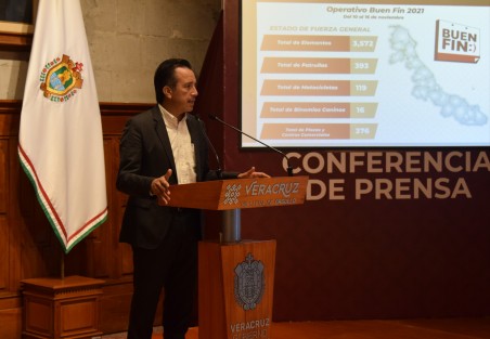 Con la presencia del Secretario de Seguridad Pública, Hugo Gutiérrez Maldonado, en su conferencia de prensa, el Gobernador Cuitláhuac García informó sobre el operativo de vigilancia que se desplegará del 10 al 16 de noviembre con motivo del <em>Buen Fin</em>.  