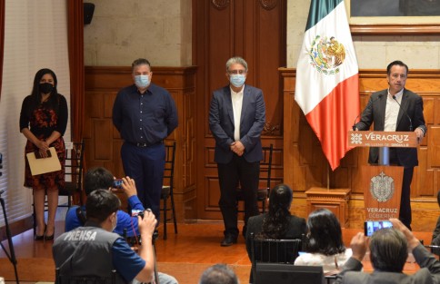Con la presencia del Secretario de Seguridad Pública, Hugo Gutiérrez Maldonado, en su conferencia de prensa, el Gobernador Cuitláhuac García informó sobre el operativo de vigilancia que se desplegará del 10 al 16 de noviembre con motivo del <em>Buen Fin</em>.  