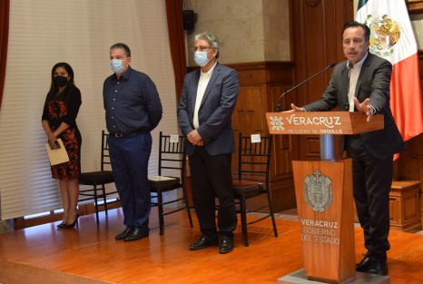 El gobernador Cuitláhuac García Jiménez pidió a legisladores que conformarán la LVI Legislatura de Veracruz, legislar para el pueblo, no sólo reformas de forma sin importancia, pues dijo, si no van a legislar así, mejor que no toquen las leyes.