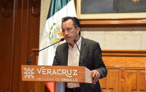 El gobernador Cuitláhuac García Jiménez pidió a legisladores que conformarán la LVI Legislatura de Veracruz, legislar para el pueblo, no sólo reformas de forma sin importancia, pues dijo, si no van a legislar así, mejor que no toquen las leyes.