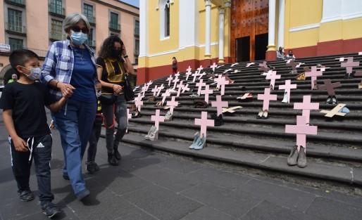 En las escalinatas de la catedral de la ciudad de Xalapa, por tercer año consecutivo se colocaron cruces y zapatos que representan a las mujeres que han muerto por feminicidio y homicidio en el Estado de Veracruz. 