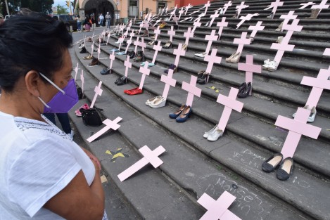 En las escalinatas de la catedral de la ciudad de Xalapa, por tercer año consecutivo se colocaron cruces y zapatos que representan a las mujeres que han muerto por feminicidio y homicidio en el Estado de Veracruz. 