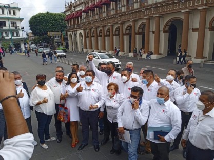 Taxistas denunciaron públicamente su inconformidad con el ingreso del servicio de transporte público con vehículos particulares a través de plataformas extranjeras, principalmente en la región Veracruz-Boca del Río; para lo cual sostuvieron una reunión con el Director General de Transporte del Estado de Veracruz, Ángel Alarcón Palmeros
