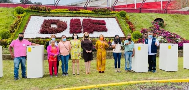 Este jueves, el Alcalde de Teocelo, Ver., Mario Antonio Chama Díaz,  asistió en compañía de la Presidenta del DIF Municipal, Mara Chama Villa, a la entrega de apoyos del programa para el desarrollo a la vivienda y la comunidad que consisten en: paquete de láminas, estufas ecológicas, refrigeradores y tinacos. 