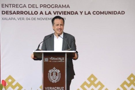 Veracruz ha logrado una reducción contundente de la extrema pobreza y la pobreza, de acuerdo con el CONEVAL, gracias a la entrega directa de los programas sociales federales y estatales, como Desarrollo a la Vivienda y la Comunidad, se congratuló el gobernador Cuitláhuac García Jiménez.