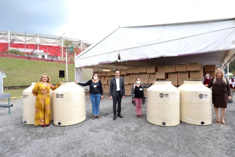 Este jueves el mandatario otorgó refrigeradores, estufas ecológicas, láminas de zinc y tinacos gestionados por el Sistema Estatal para el Desarrollo Integral de la Familia (DIF), que en toda la entidad ha atendido a 10 mil 100 familias. 