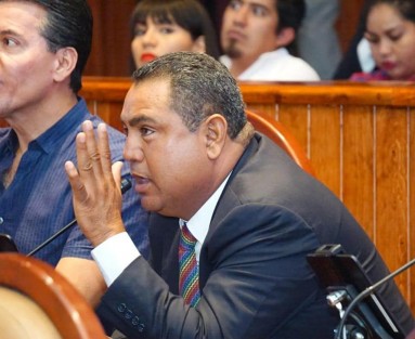 El diputado local oaxaqueño, Gustavo Díaz, habría sido detenido la tarde- noche del jueves por policías del Estado de Veracruz, al acudir a pedir informes sobre la detención de su hijo en los límites de Veracruz y Oaxaca, lo que desató bloqueos en la zona de Cosolapa, Oax. y Tezonapa, Ver..