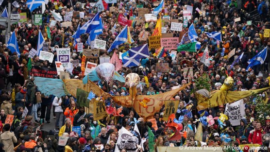 Miles de manifestantes marcharon en Glasgow exigiendo justicia climática, a los líderes reunidos en la COP26 . Acciones  similares se realizan en otros países.