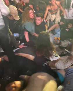 8 muertos y decenas de heridos reportó la policía de Houston Texas como saldo de una estampida suscitada  en el concierto del rapero Travis Scott en el festival Astroworld Texas, este viernes