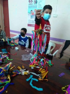 En actividades que la Dirección de Turismo y Cultura del Ayuntamiento de Teocelo, Ver., en coordinación con la Maestra Rocío Carmona, el día de hoy  en Casa de Cultura, se llevó a cabo el taller para elaborar piñatas navideñas.