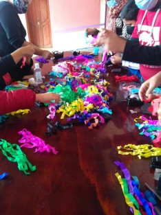 En actividades que la Dirección de Turismo y Cultura del Ayuntamiento de Teocelo, Ver., en coordinación con la Maestra Rocío Carmona, el día de hoy en Casa de Cultura, se llevó a cabo el taller para elaborar piñatas navideñas.