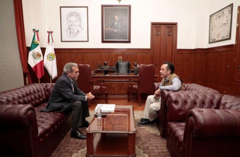El Gobernador Cuitláhuac García se reunió este  sábado con el rector de la Universidad Veracruzana, Dr. Martín Aguilar Sánchez, en Palacio de Gobierno. Acordaron seguir con una tarea mutua en la reactivación presencial de las actividades en los espacios educativos. 