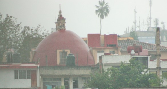 Un joven subió hasta la cruz de la cúpula del Sagrario de la iglesia de San José en Xalapa, por lo que cuerpos de auxilio acudieron al lugar y lograron convencerlo de que bajara para resguardarlo y ponerlo a custodia de sus familiares.