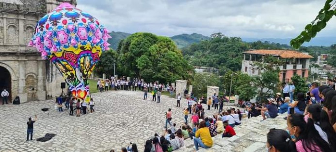 Luego de que el año pasado el tradicional Festival de Globos de papel de china se suspendiera en Zozocolco, Ver., este fin de semana, el cielo de ese sitio mágico de la Sierra Totonaca, volvió a llenarse de colores.