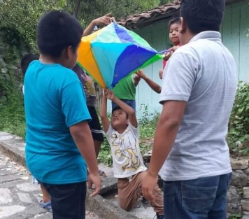 Luego de que el año pasado el tradicional Festival de Globos de papel de china se suspendiera en Zozocolco, Ver., este fin de semana, el cielo de ese sitio mágico de la Sierra Totonaca, volvió a llenarse de colores.