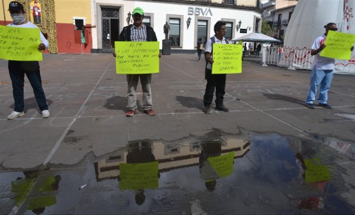Taxistas y otros transportistas de la región de Xalapa (Banderilla, Coatepec, Emiliano Zapata), denunciaron en Plaza Lerdo, extorsión por parte de elementos de la SSP y Tránsito del Estado, las cuales alcanzan hasta 12 mil pesos por no llevarlos al corralón. Respaldados por la organización Resistencia Civil Pacífica señalaron que esto sucede principalmente en el tramo Xalapa-Banderilla-Emiliano Zapata.