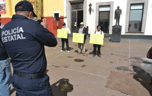 Taxistas y otros transportistas de la región de Xalapa (Banderilla, Coatepec, Emiliano Zapata), denunciaron en Plaza Lerdo, extorsión por parte de elementos de la SSP y Tránsito del Estado, las cuales alcanzan hasta 12 mil pesos por no llevarlos al corralón. Respaldados por la organización Resistencia Civil Pacífica señalaron que esto sucede principalmente en el tramo Xalapa-Banderilla-Emiliano Zapata.