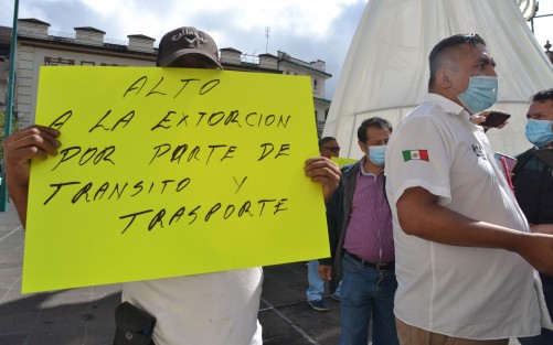 Taxistas y otros transportistas de la región de Xalapa (Banderilla, Coatepec, Emiliano Zapata), denunciaron en Plaza Lerdo, extorsión por parte de elementos de la SSP y Tránsito del Estado, las cuales alcanzan hasta 12 mil pesos por no llevarlos al corralón. Respaldados por la organización Resistencia Civil Pacífica señalaron que esto sucede principalmente en el tramo Xalapa-Banderilla-Emiliano Zapata.