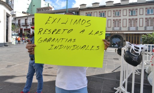 Taxistas y otros transportistas de la región de Xalapa (Banderilla, Coatepec, Emiliano Zapata), denunciaron en Plaza Lerdo, extorsión por parte de elementos de la SSP y Tránsito del Estado, las cuales alcanzan hasta 12 mil pesos por no llevarlos al corralón. Respaldados por la organización Resistencia Civil Pacífica señalaron que esto sucede principalmente en el tramo Xalapa-Banderilla-Emiliano Zapata.