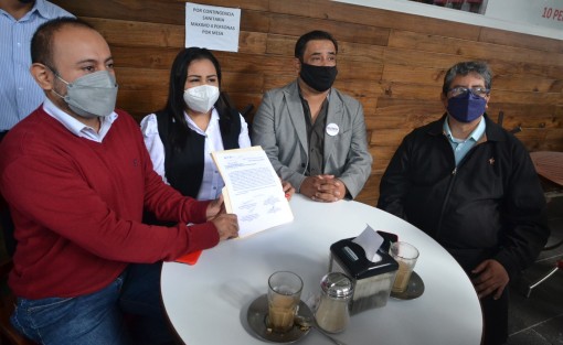 Docentes del Sindicato Integrador Alternativo de los Trabajadores de la Educación en México, piden la aplicación de la vacuna anti COVID-19, de la farmacéutica Pfizer, ya que los que requieren viajar al extranjero, no pueden hacerlo a algunos destinos por no estar aprobada la vacuna CanSino, con la que fueron inmunizados.