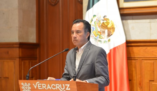  La revocación de mandato es un ejercicio democrático impulsado por la Cuarta Transformación al cabo de muchos años de lucha en los que no se escuchó la voz de la oposición, que pedía evaluar en su momento a los presidentes Felipe Calderón Hinojosa y Enrique Peña Nieto, señaló el gobernador Cuitláhuac García Jiménez.


