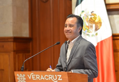 El Gobernador Cuitláhuac García descalificó la nota publicada por El País, sobre suceso en la Nucleoeléctrica Laguna Verde que habría encendido la alerta roja. Señaló que quienes publicaron eso sin fundamento, desconocen que la entidad está gobernada por un ingeniero.