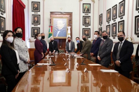 El Goberndor Cuitláhuac García firmó por parte de Gobierno del estado, con representantes de Tenaris Tamsa ,el convenio para que el Gobierno del Estado reciba los derechos para el uso y aprovechamiento del agua que tenía autorizada por CONAGUA, para las empresas establecidas en este parque industrial que se encuentra en el Puerto de Veracruz.