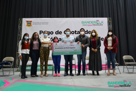 El Ayuntamiento de Banderilla, Ver., entregó lo correspondiente al pago de cuotas de inscripción a quienes cursan el nivel superior y que con su esfuerzo perfilan en futuro de ese municipio.
