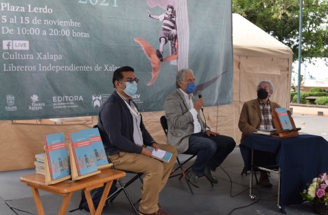 En la presentación del libro  <em>La Conquista de México y su uso en la historia</em>, participaron además del alcalde, el Dr. Paulo César López y Sergio Guevara.