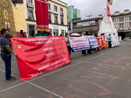 Trabajadores en activo y jubilados de TELMEX, se manifestaron en plaza Lerdo, exigiendo se cumpla su contrato colectivo de trabajo, y en rechazo a la pretensión de la empresa, de cambiar sus prestaciones por acciones de la empresa.  