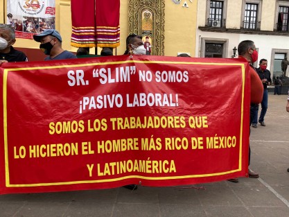 Trabajadores en activo y jubilados de TELMEX, se manifestaron en plaza Lerdo, exigiendo se cumpla su contrato colectivo de trabajo, y en rechazo a la pretensión de la empresa, de cambiar sus prestaciones por acciones de la empresa.  