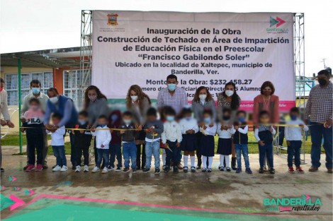 Continuando con la inauguración de obra pública en favor de la niñez y de espacios educativos equipados y acondicionados para su ejercicio, el Ayuntamiento de Banderilla, Ver. entregó en Xaltepec el techado del área de Educación Física en el preescolar Francisco Gabilondo Soler. 