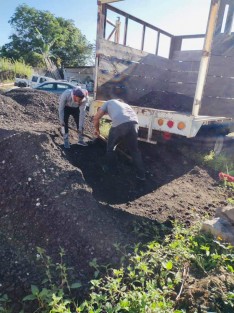 Se continúan entregas en el DIF Municipal Teocelo de insumos y personal de servicio general apoyando para el relleno en el socavón del camino a Santa Rosa y retiro basura orgánica en la escuela secundaria.