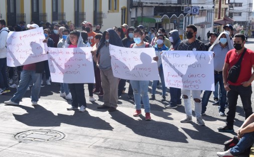Comerciantes de Plaza Clavijero se manifestaron bloqueando la calle, para exigir a las autoridades municipales mantenimiento al lugar, entre otras, atención a los baños y colocación de nuevas luminarias.