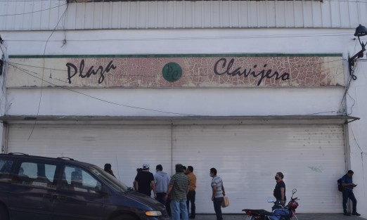 Comerciantes de Plaza Clavijero se manifestaron bloqueando la calle, para exigir a las autoridades municipales mantenimiento al lugar, entre otras, atención a los baños y colocación de nuevas luminarias.