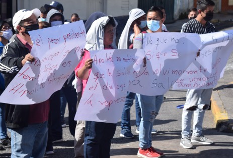 Comerciantes de Plaza Clavijero se manifestaron bloqueando la calle, para exigir a las autoridades municipales mantenimiento al lugar, entre otras, atención a los baños y colocación de nuevas luminarias.