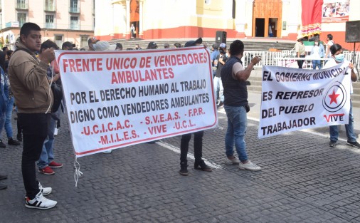 <em>Solidarias</em> con los comerciantes establecidos en Plaza Clavijero, organizaciones de ambulantes e informales bloquearon la avenida Enríquez frente a Palacio de Gobierno. 