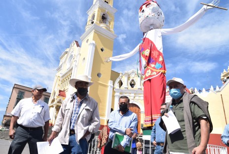 Cafeticultores se manifestaron en Plaza Lerdo, inconformes nuevamente por el pago de la transnacional Nestle, de sus producto a un precio menor al que se paga en el mercado internacional. Solicitan apoyo del Gobierno del Estado.