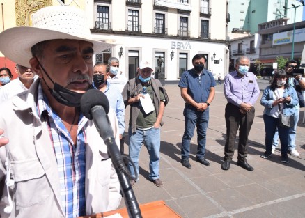 Cafeticultores se manifestaron en Plaza Lerdo, inconformes nuevamente por el pago de la transnacional Nestle, de sus producto a un precio menor al que se paga en el mercado internacional. Solicitan apoyo del Gobierno del Estado.