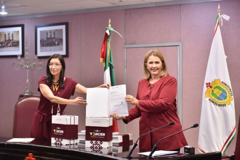 En cumplimiento a lo dispuesto en la fracción XXI del artículo 49 de la Constitución Política del Estado de Veracruz de Ignacio de la Llave, la presidenta de la Mesa Directiva de este Poder, diputada Cecilia Josefina Guevara Guembe, recibió, de la jefa de la Oficina de Programa de Gobierno, Waltraud Martínez Olvera, el Tercer Informe de Gobierno del ingeniero Cuitláhuac García Jiménez, gobernador constitucional del estado. 
