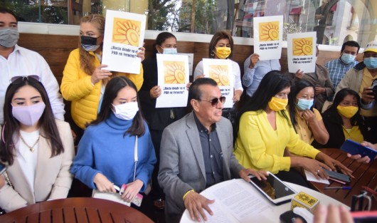 Manuel Bernal y Jazmín Copete, dos de los perredistas cuyas familias han repetido y repartido cargos por años, responsabilizaron al actual dirigente del PRD, Sergio Cadena, de la renuncia de las dos únicas diputadas perredistas en el Congreso local. 