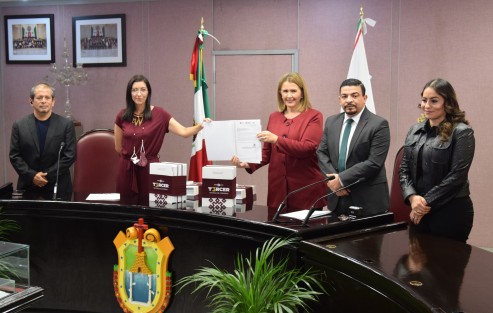 La titular dela Oficina de Programa de Gobierno, acompañada por mujeres del Gabinete Estatal, entregó el Tercer Informe de Gobierno del Ejecutivo Estatal, a la LXVI Legislatura. 