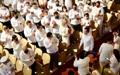 Gobernador Cuitláhuac García durante su ingreso al Teatro Netzahualcóyotl de Tlacotalpan, Ver. 