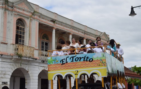 Luego de emitir su mensaje a los veracruzanos, el Gobernador Cuitláhuac García, abordo de una camioneta turística saludó a los tlacotalpeños en su camino rumbo a la plaza principal, recibiendo también peticiones. 