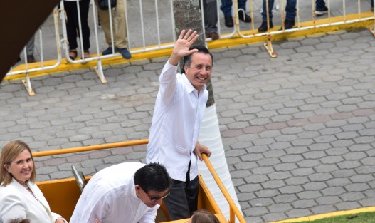 Luego de emitir su mensaje a los veracruzanos, el Gobernador Cuitláhuac García, abordo de una camioneta turística saludó a los tlacotalpeños en su camino rumbo a la plaza principal, recibiendo también peticiones. 