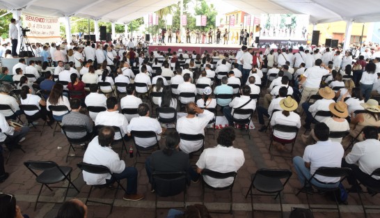 En la Plaza Principal se realizó un festival artístico con la participación de música y bailables jarochos. 