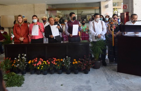 Continuando con la instalación de comisiones en la LXVI Legislatura local, este miércoles se hizo lo propio con la Comisión Permanente de Asuntos Indígenas conformada por Bonifacio Castillo Cruz, como presidente; José Luis Tehuintle Xocua, secretario, y Lidia Irma Mezhua Campos en su calidad de vocal.
