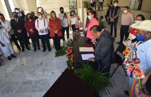 Continuando con la instalación de comisiones en la LXVI Legislatura local, este miércoles se hizo lo propio con la Comisión Permanente de Asuntos Indígenas conformada por Bonifacio Castillo Cruz, como presidente; José Luis Tehuintle Xocua, secretario, y Lidia Irma Mezhua Campos en su calidad de vocal.