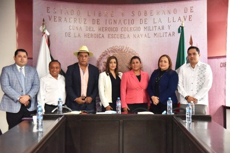 Los integrantes de la Comisión Permanente de Transparencia, Acceso a la Información y Parlamento Abierto de la LXVI Legislatura del estado, Lidia Irma Mezhua Campos; Marco Antonio Martínez Amador, secretario; y la Verónica Pulido Herrera, vocal, signaron el acta de instalación en presencia de legisladores y autoridades del IVAI.

 